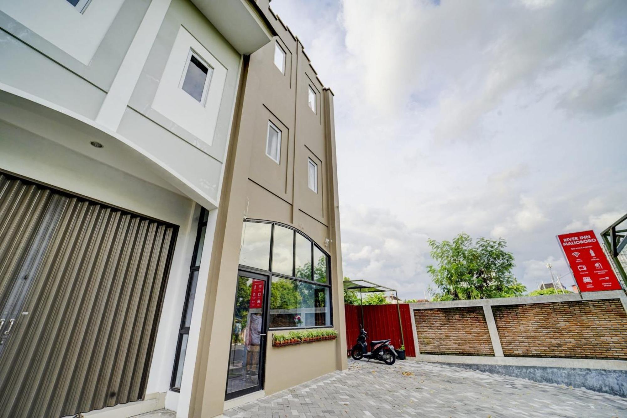 Super Oyo 90778 River Inn Malioboro Yogyakarta Exterior photo
