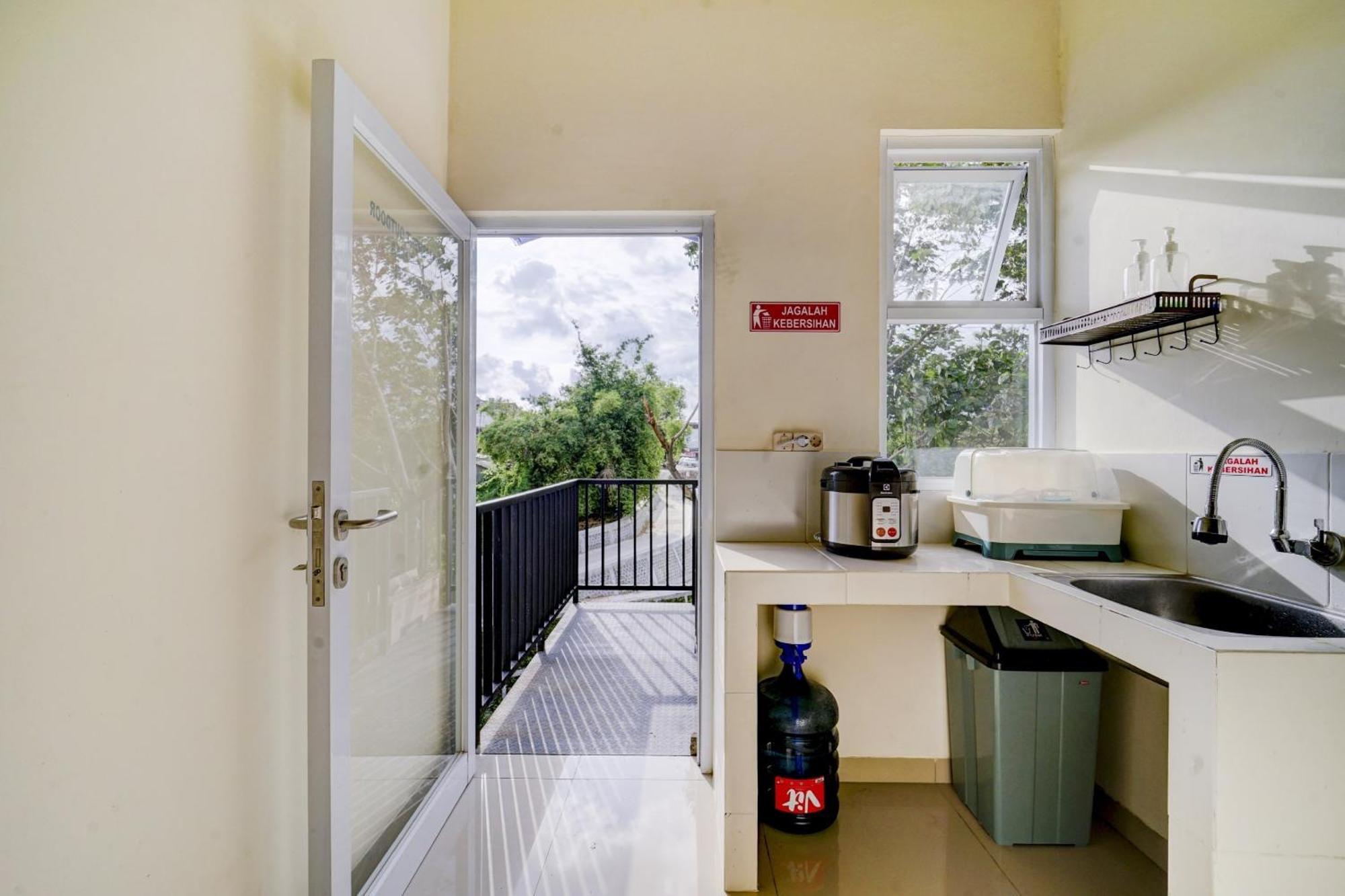 Super Oyo 90778 River Inn Malioboro Yogyakarta Exterior photo